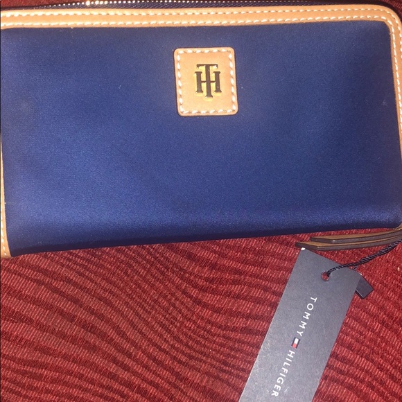 Tommy Hilfiger wallet⚪️🔴 - Picture 1 of 4